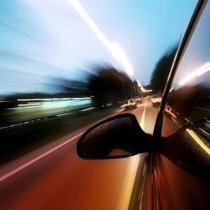 车玻璃摄影照片_高速公路上的汽车运动模糊