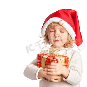 妈妈陪宝宝摄影照片_美丽的宝宝用圣诞礼盒许愿。在白色背景上隔离