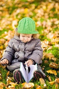 儿童手卡通摄影照片_活跃的 秋天 美丽的 书 明亮的 坦诚的 休闲 高加索人 快乐的 孩子 复制 空间 可爱的 一天 教育 享受 树叶