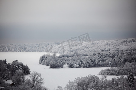 房子场景摄影照片_冬天森林里的房子到处都是雪