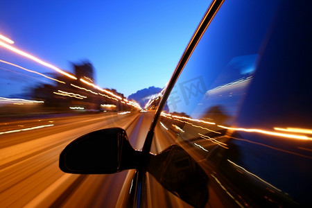 汽车交通摄影照片_夜间驾驶运动模糊了交通背景