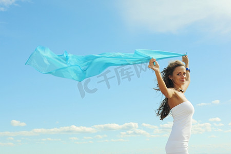 放飞女孩在天空中的自由概念卡通动漫人物图画