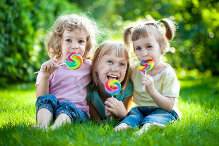 春天公园里一群快乐的孩子在户外吃水果