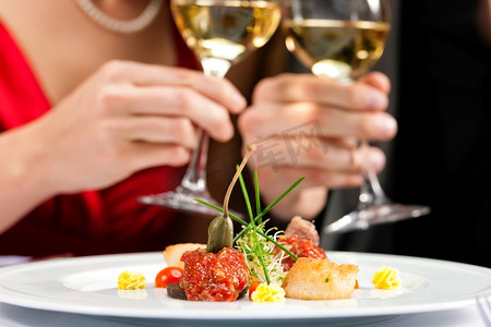情侣在美食餐厅共进浪漫晚餐或午餐