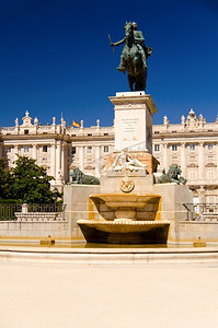 西班牙马德里，阳光明媚的马德里皇宫