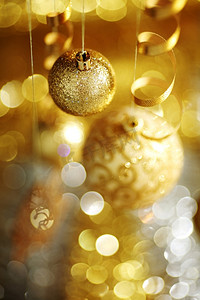 波克背景的金色圣诞彩球
