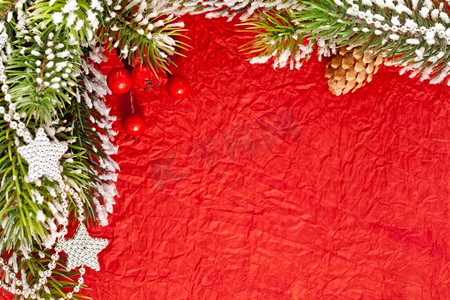 树枝圣诞框和旧纸背景上的装饰品