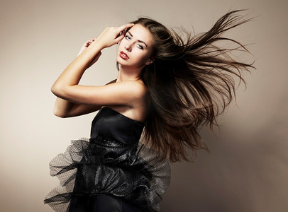年轻的舞蹈女子的肖像与长长的飘逸的头发。时尚写真