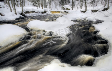 爱沙尼亚诺梅夫斯基瀑布上流动的冬季水流