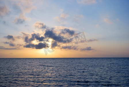多云天气下蔚蓝梦幻的海洋日出