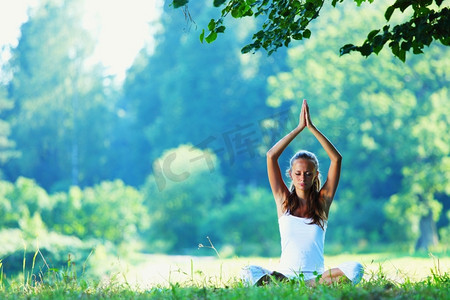 户外运动老外摄影照片_年轻女子做瑜伽运动在绿色公园