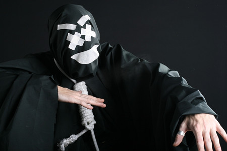 黑色默剧与绳子脖子上的黑色背景美女卡通动漫人物