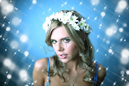 个性花朵摄影照片_头发上戴着蓝色花朵的年轻女子