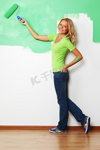墙刷摄影照片_一名妇女在刷墙刷