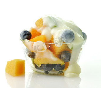 健康的早餐摄影照片_水果和酸奶的特写