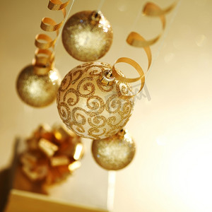 彩球装饰摄影照片_波克背景的金色圣诞彩球