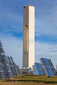 塔可摄影照片_可再生绿色能源太阳能塔周围的太阳能电池板