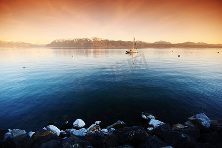 日出时分，游艇在日内瓦湖景中游玩