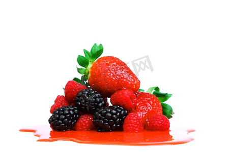 大浆果堆在糖浆孤立的白色草莓红色草莓