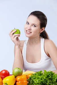 年轻漂亮的女孩，白色背景上有水果和蔬菜