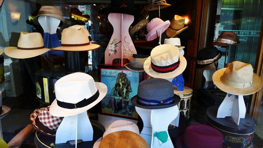 各种各样摄影照片_商店橱窗里摆放着各种各样的帽子。
