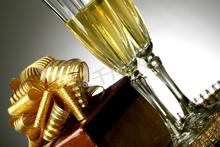 节日贺卡、金色香槟和礼品