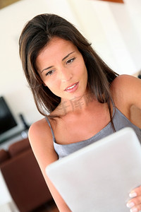 女性在平板电脑上上网的写真