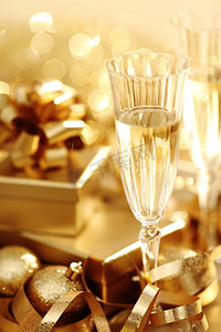 金色圣诞摄影照片_金色圣诞背景香槟礼品球