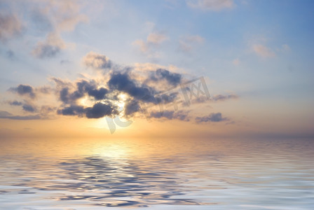 边缘摄影照片_多云天气下蔚蓝梦幻的海洋日出