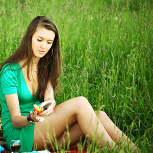 在绿色草地野餐的女朋友