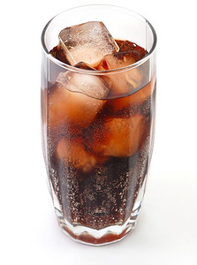 综艺体气泡摄影照片_加可乐和冰块的玻璃杯