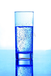 玻璃中的蓝色气泡水