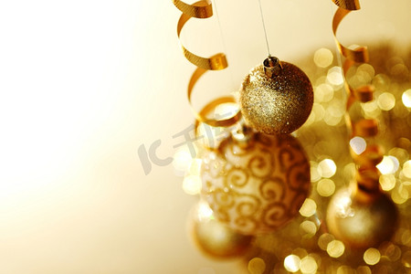 波克背景的金色圣诞彩球