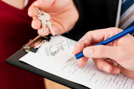 租赁公寓-签署租户协议；表格上的特写