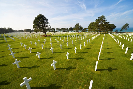 十字架坟墓摄影照片_美国公墓科勒维尔-滨海奥马哈海滩，法国诺曼底