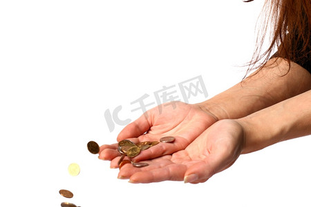 从女孩手中掉落金钱雨露付出