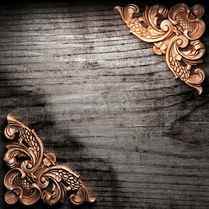 金属铭牌摄影照片_3D制作的木头上的金色装饰