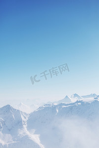 极端摄影照片_天空中的阿尔卑斯山之巅