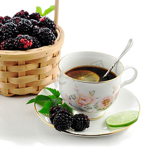 红色茶摄影照片_加黑莓和柠檬的茶