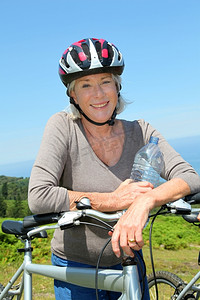 骑山地自行车的快乐老年妇女肖像
