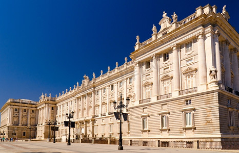 皇家宫殿马德里在晴天在马德里，西班牙