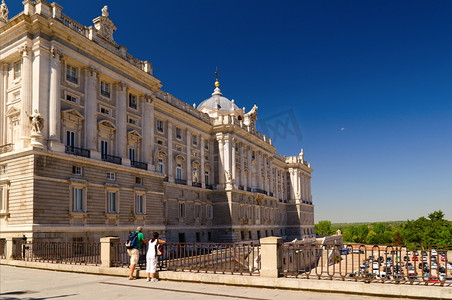 西班牙马德里，阳光明媚的马德里皇宫