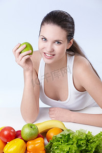 水果蔬菜摄影照片_白色背景上有水果和蔬菜的迷人女孩