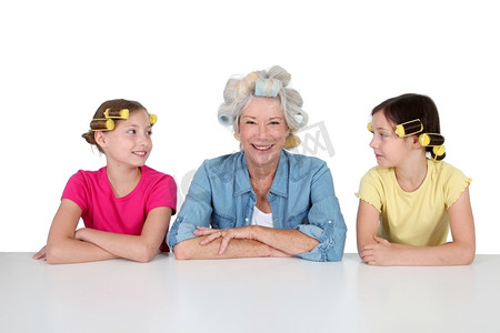 老年妇女和儿童使用卷发机