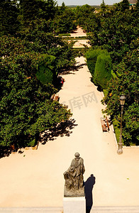 马德里皇宫摄影照片_西班牙马德里，阳光明媚的时候，萨巴蒂尼花园，马德里皇宫