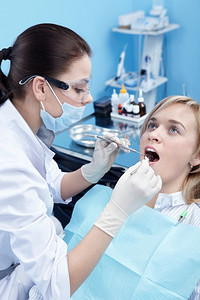 牙医给病人做检查