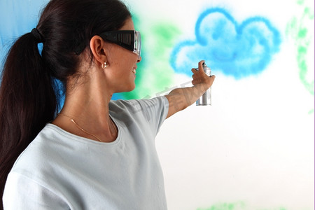 一名女子在巴隆的墙上作画