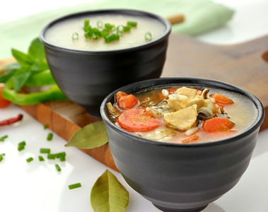 胡萝卜土豆摄影照片_鸡肉野米汤和土豆奶油汤