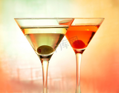 干杯液体摄影照片_带有橄榄和樱桃的五颜六色的鸡尾酒