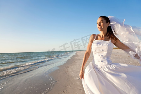 海滩婚礼上的新娘